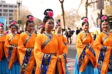 Buổi diễu hành đầy màu sắc của hàng ngàn người tu Pháp Luân Công trên đường phố San Francisco