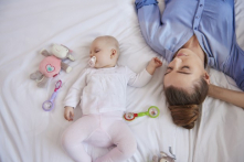 Nên ra ngoài kiếm tiền hay ở nhà chăm con?