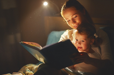 Nghiên cứu: Nên tránh ebook khi đọc sách cho con