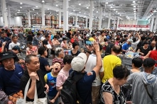 Khách TQ chen lấn khiến Costco tạm đóng cửa sau 5 tiếng khai trương