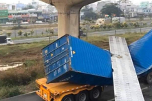 TP.HCM: Dầm bê tông cầu bộ hành đè bẹp container